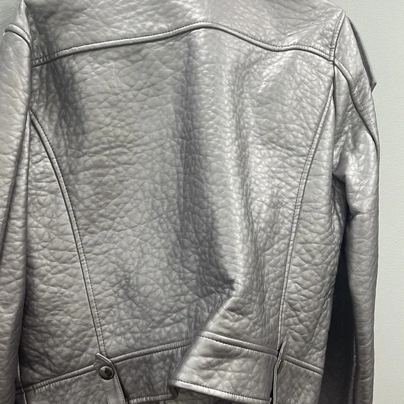 Too small - Picture 5 of 6